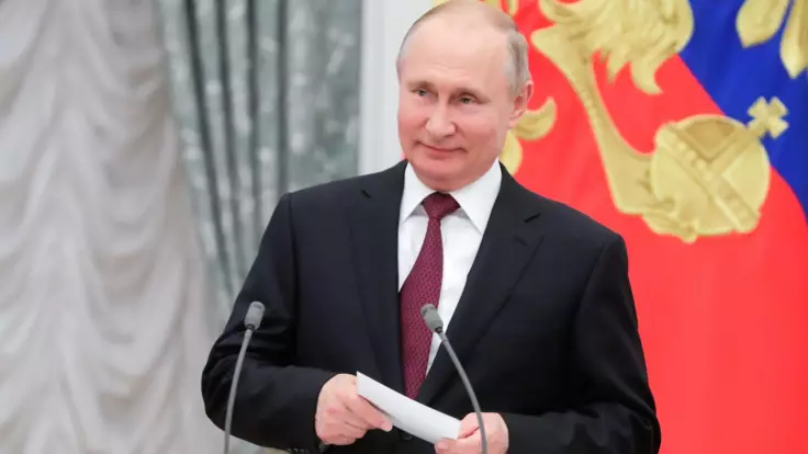 "Сдал старик": появилось видео с Путиным, которого защищают от коронавируса