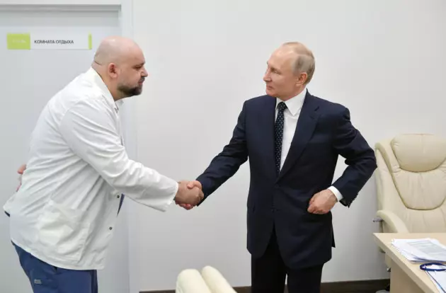 Коронавирусом заболел врач, который жал руку Путину