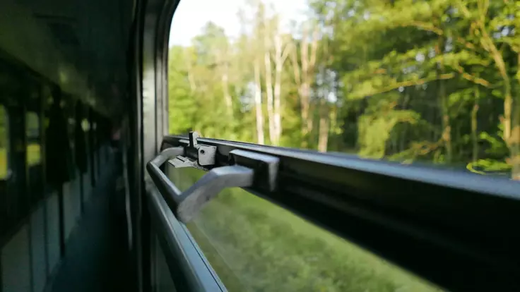 В Черновицкой области остановились поезда из-за провала под путями