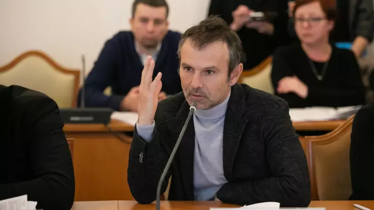 "Не надо выбирать кого попало": политолог жестко оценил уход Вакарчука из Рады