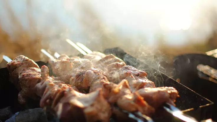 Мясо в маринаде двухлетней давности - эксперт рассказал о шашлычных полуфабрикатах