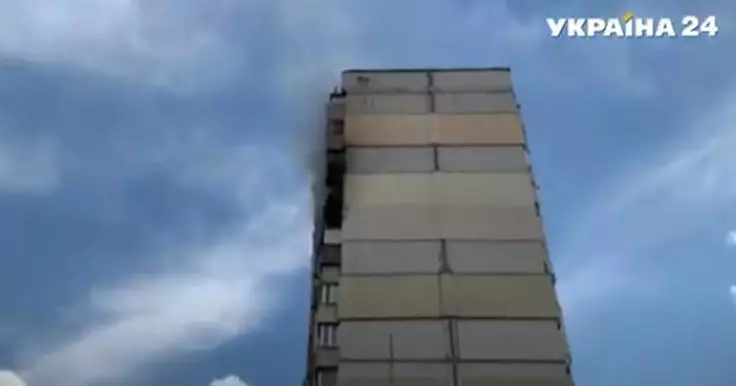 На Позняках загорелся дом рядом с местом взрыва — видео