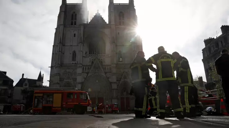 Не исключают поджог: подробности пожара в одном из крупнейших соборов Франции