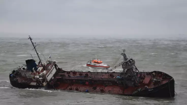 В Одессе не смогли убрать потерпевший крушение танкер: все подробности