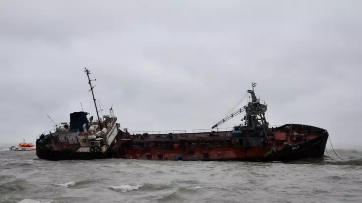В Одессе танкер подняли через 10 месяцев после кораблекрушения: подробности