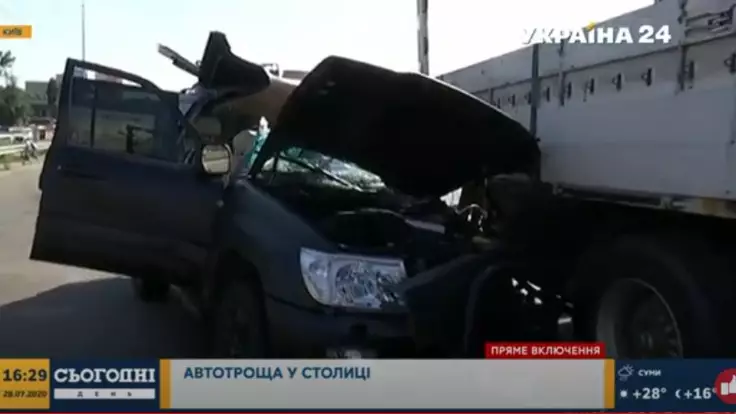 В Киеве произошло масштабное ДТП с джипом и грузовиком: видео с места событий