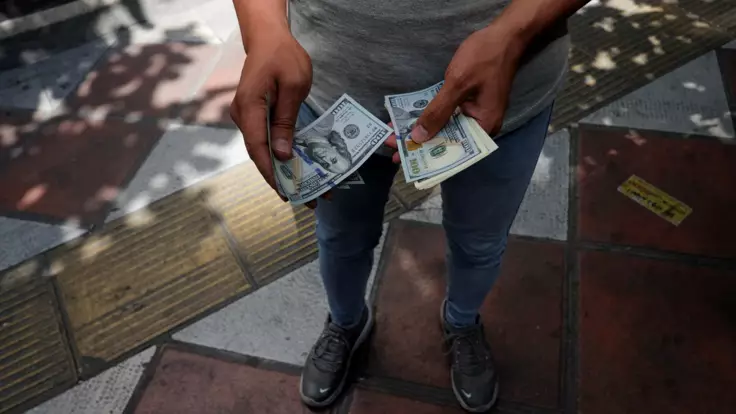 Повышение зарплат в Украине: эксперт рассказал, что будет с ценами и курсом доллара