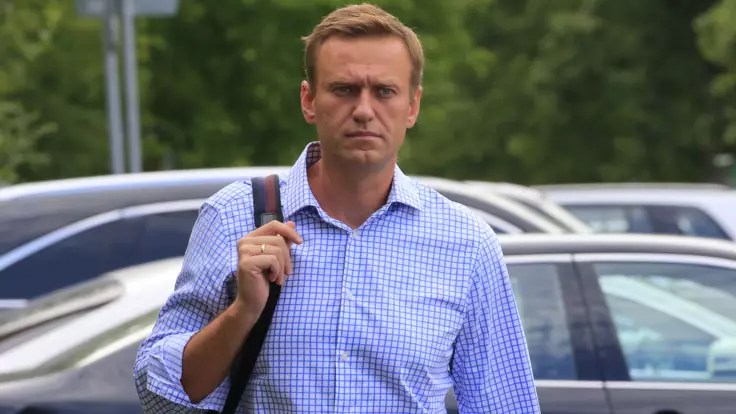 Навального отравили на всякий случай - российский политолог о замысле Кремля
