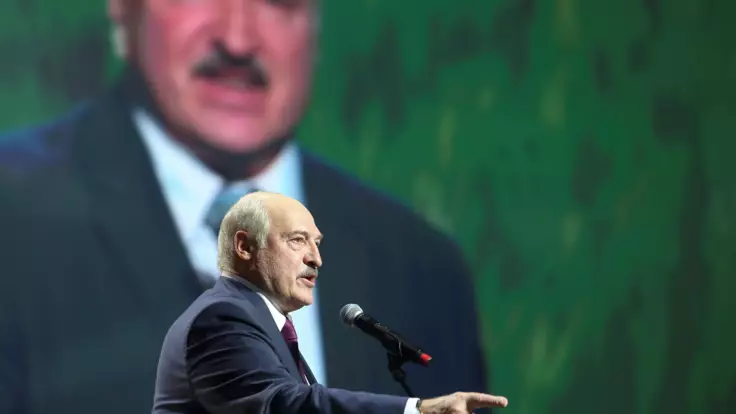 Лукашенко стал "хромой уткой" - политолог о протестах в Беларуси
