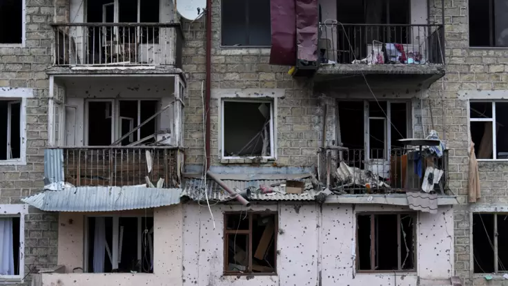 "Обломки попали в спину": жители азербайджанской Гянджи рассказали об обстрелах