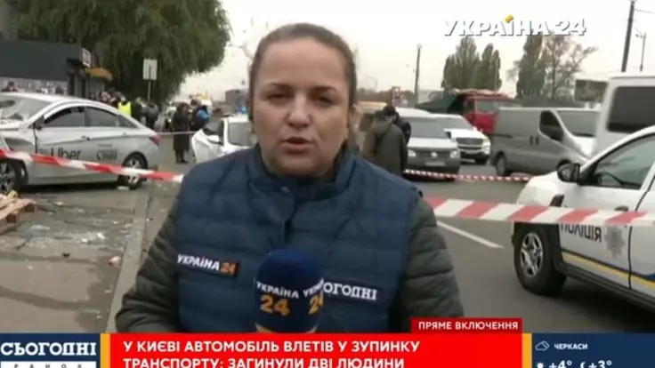В Киеве такси влетело в остановку: подробности с места событий