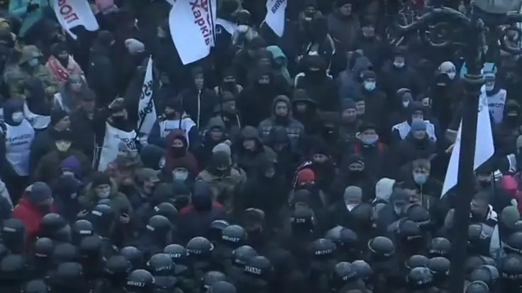 Люди падают на асфальт: у Рады произошли стычки между предпринимателями и полицией - видео