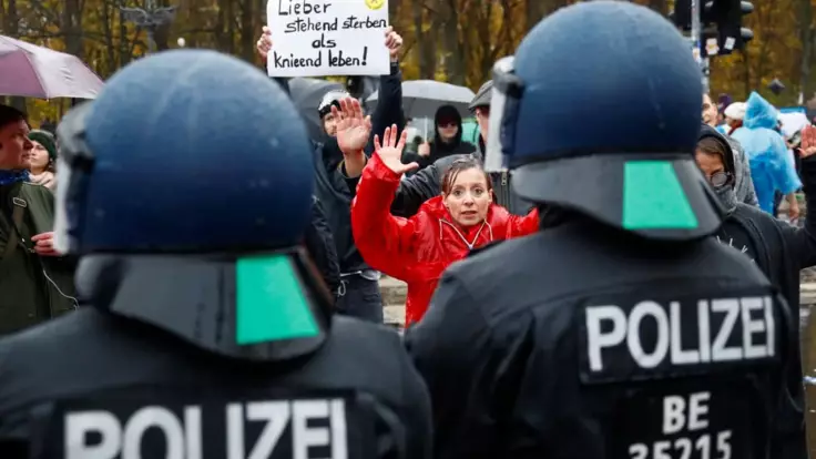 Протесты в Европе из-за карантина: эксперт назвал последствия