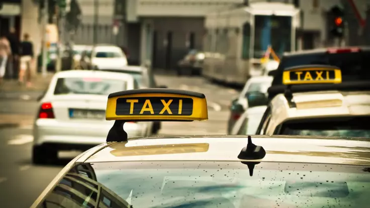 "О пассажирах не думают": экс-министр рассказал, как покончить с нелегальными такси