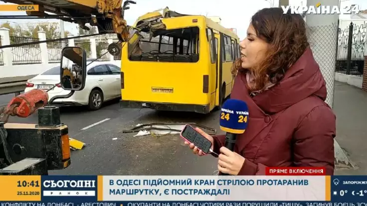 В Одессе кран протаранил маршрутку, есть пострадавшие: видео с места событий