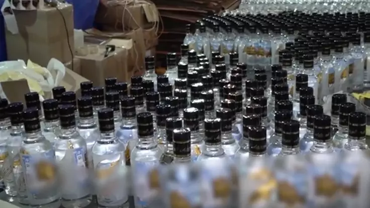 Опасный алкоголь наводнил Украину: как не купить подделку