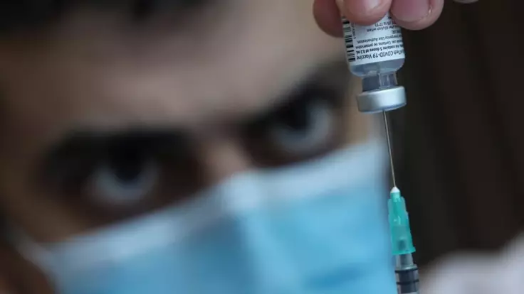 Побічні ефекти бувають, але вакцинуватися треба — академік з РНБО про коронавірус