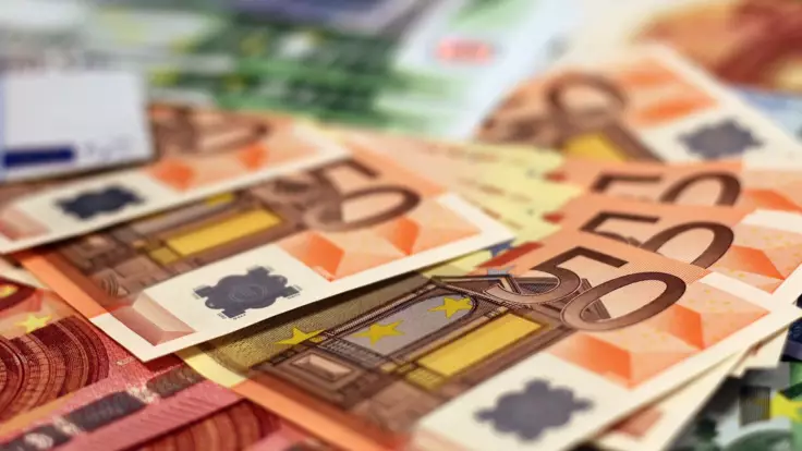 Евро дешевеет: украинцам дали совет, в какой валюте хранить сбережения