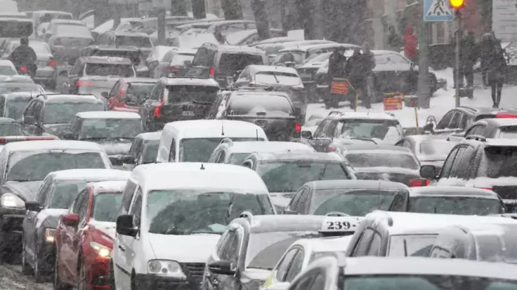 Непогода в Киеве: стало известно, что происходит на дорогах из-за снегопада