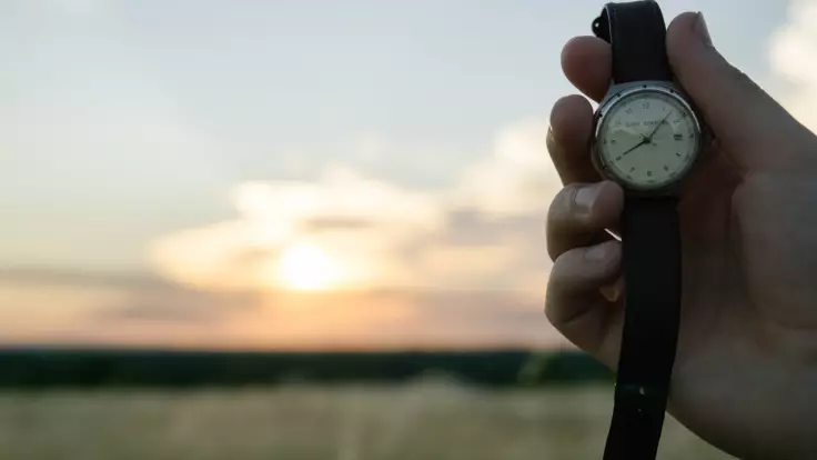 Переведення годинника хочуть скасувати — експерт розповів, чи потрібно переходити на літній час