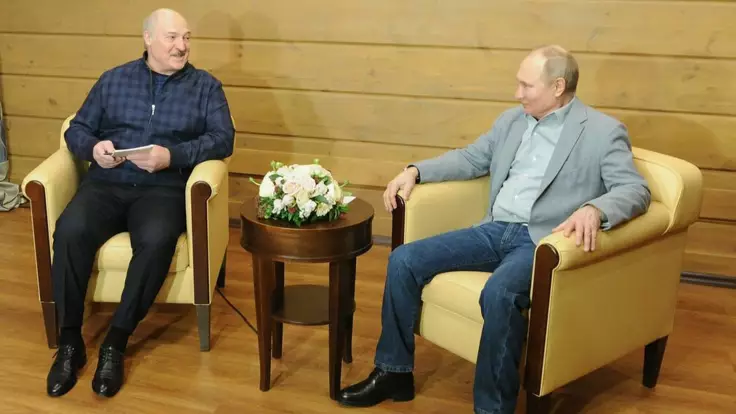 У Лукашенко тяжелая ситуация — журналист рассказал, что у него потребует Путин