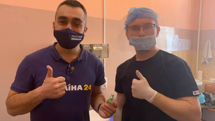 Корреспондент "Украина 24" вакцинировался в прямом эфире: видео