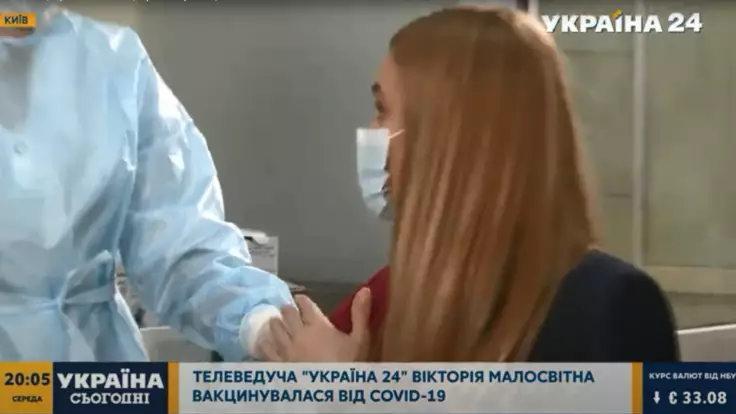 Вакцинироваться предложил Степанов - ведущая "Украина 24" сделала прививку в прямом эфире