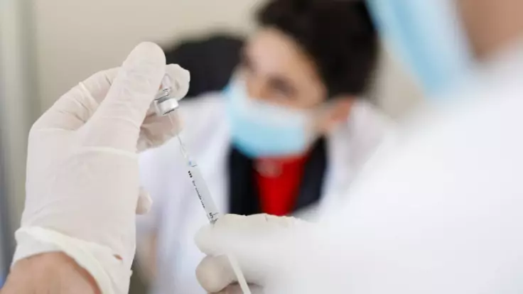 Слабых бьют, и Украину бьют — Арестович о ситуации с вакцинами от COVID-19