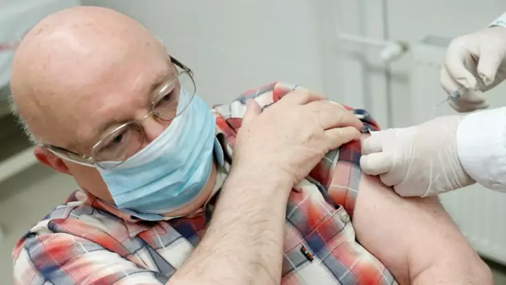 Вакцину от COVID-19 получат только половина украинцев: доктор Комаровский назвал причину