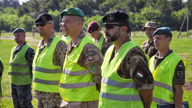 В "Слуге народа" не исключили размещения военных баз НАТО в Украине