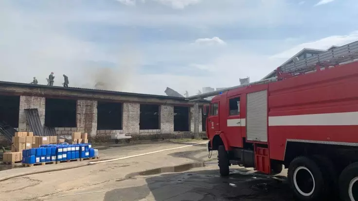 В Киеве ликвидировали масштабный пожар на складе: подробности и фото