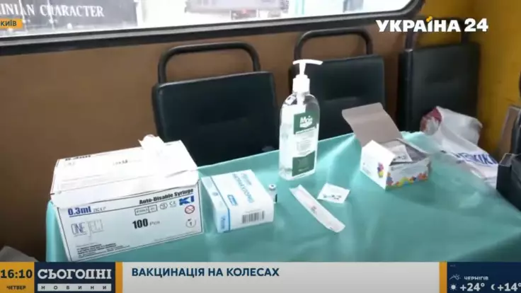 Киевлян начали вакцинировать в автобусе — видео